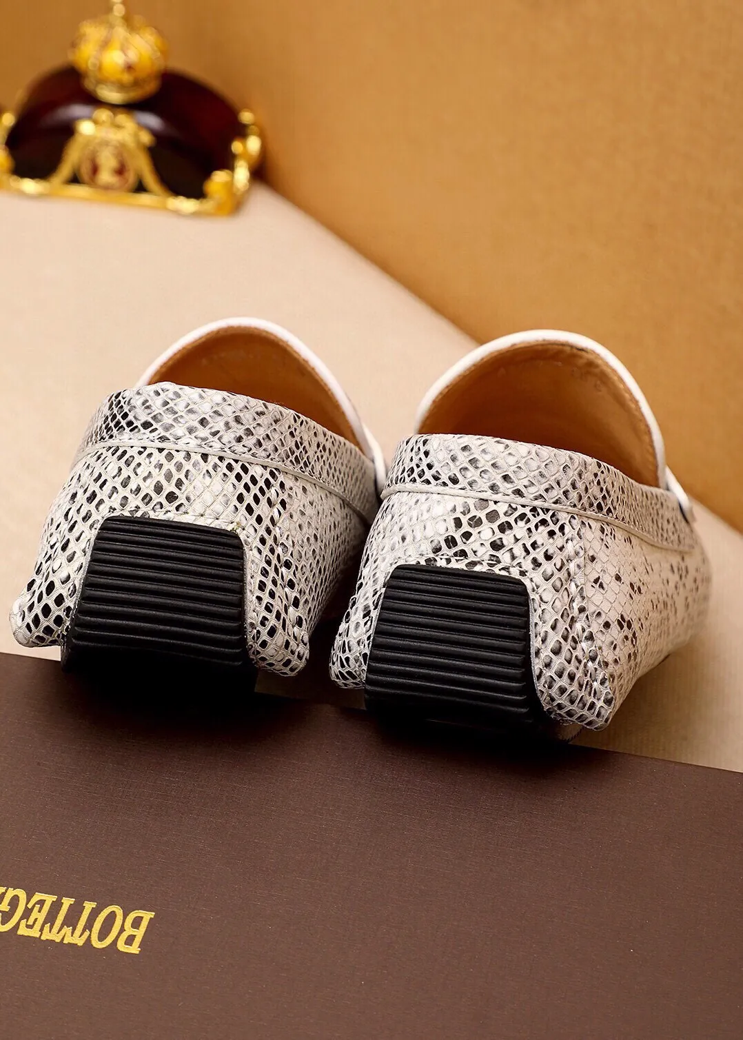 Men's Men's Shoes 💰: 480 💰💐 BV Men's Slip-on Shoes® [BOTTEGA VENETA] Official website counter new model, one-to-one mold opening ⚠Italian calfskin ➕Embossed ➕Cow 🐂 leather lining. Driving slip-ons, available at counters, sizes 38～44 (45🉑️customized)